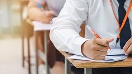 फीस लेकर दो साल से नहीं कराई परीक्षा