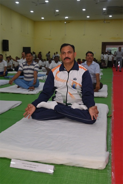 योग करके न केवल तन और मन को अच्छा कर सकते हैं बल्कि पूरे राष्ट्र को एक नई शक्ति का संचार का माध्यम प्रदान कर सकते हैं:स्वास्थ्य मंत्री