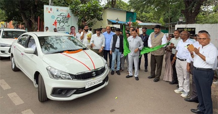 उद्योग मंत्री ने 11 शासकीय वाहनों को हरी झंडी दिखाकर किया रवाना