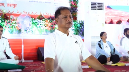 सीएम विष्णुदेव साय ने किया योगाभ्यास