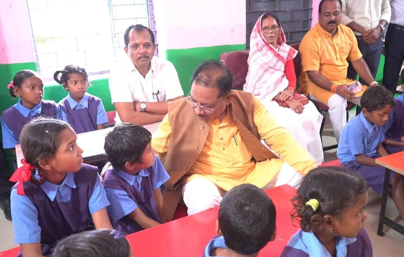 मुख्यमंत्री श्री विष्णु देव साय नन्हें बच्चों के बीच बैठकर स्मार्ट क्लास-रूम से हुए रू-ब-रू“