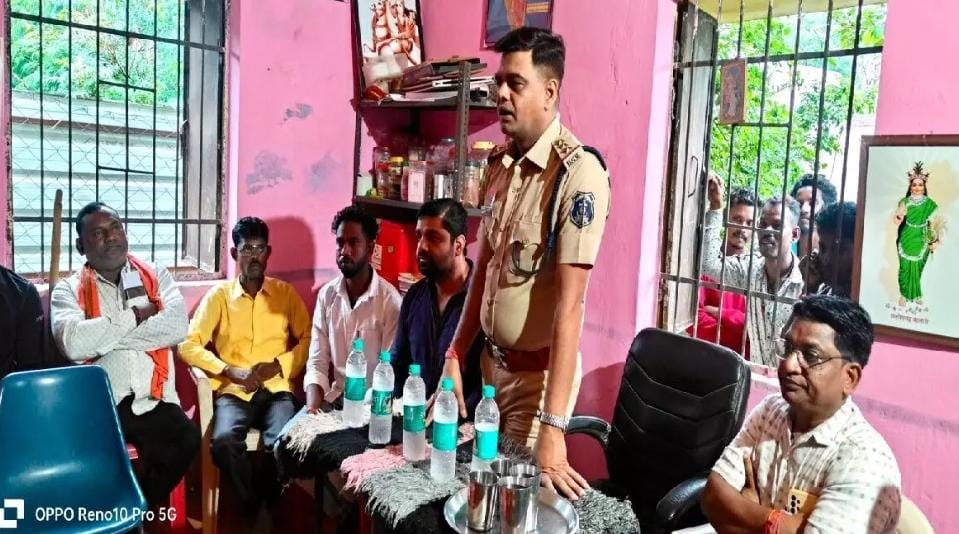 खरोरा थाना प्रभारी दीपक पासवान का नशे के खिलाफ अभियान बैठक कर दिए कड़े निर्देश