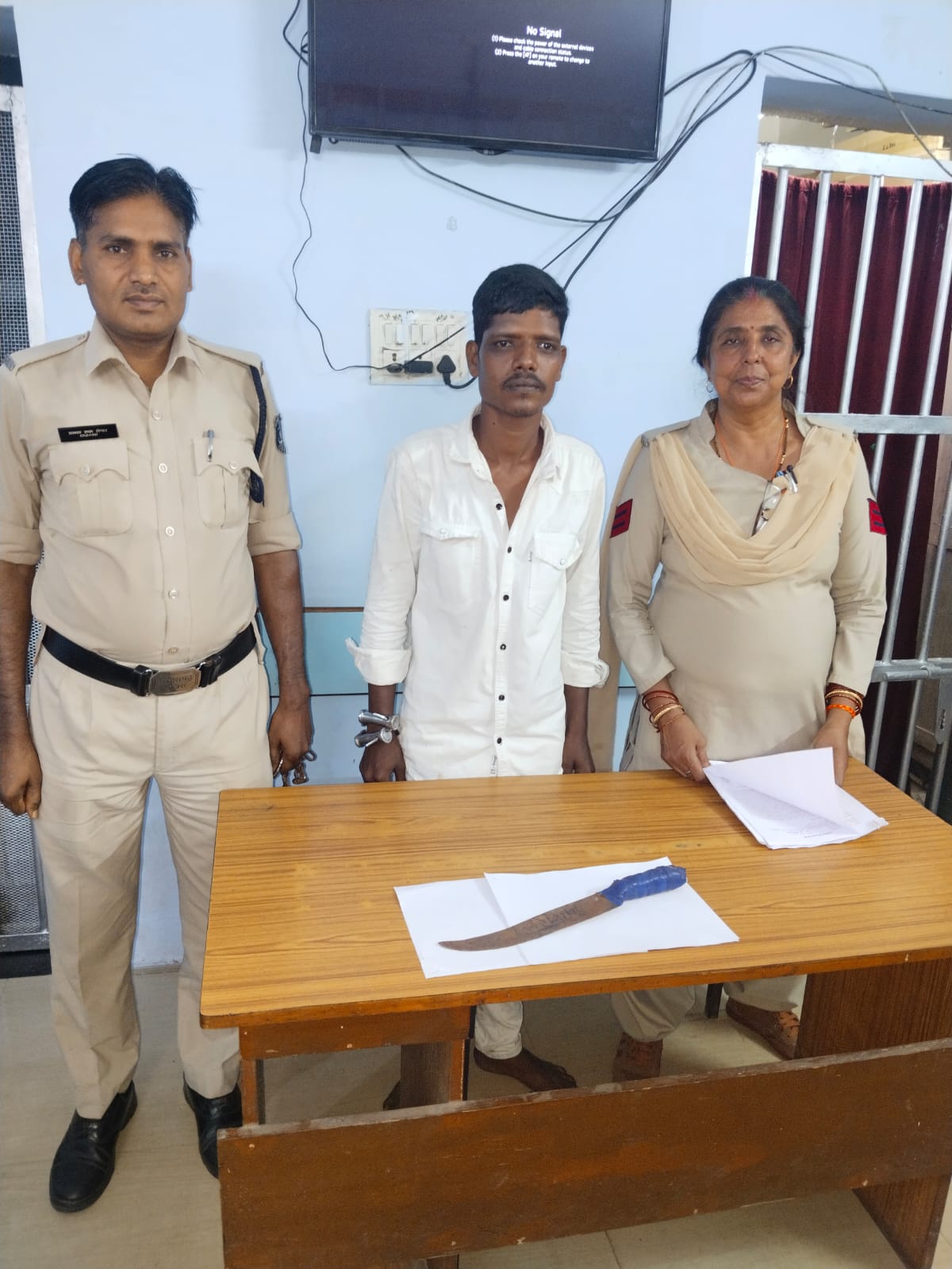 अपराध क्रमांक 249/2025 धारा 25 आर्म्स एक्ट  सैयद जाफर अली पिता नियाज अली उम्र 23 वर्ष निवासी कुकरी पारा थाना पुरानी बस्ती जिला रायपुर छत्तीसगढ़ एक नग लोहे का धारदार चाकू जब्त किया