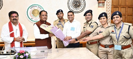 मुख्यमंत्री विष्णु देव साय से राज्य पुलिस सेवा अधिकारियों ने की सौजन्य भेंट