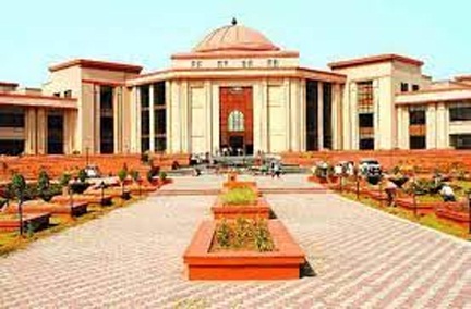 नए शैक्षणिक सत्र में एडमिशन पर लगाई रोक
