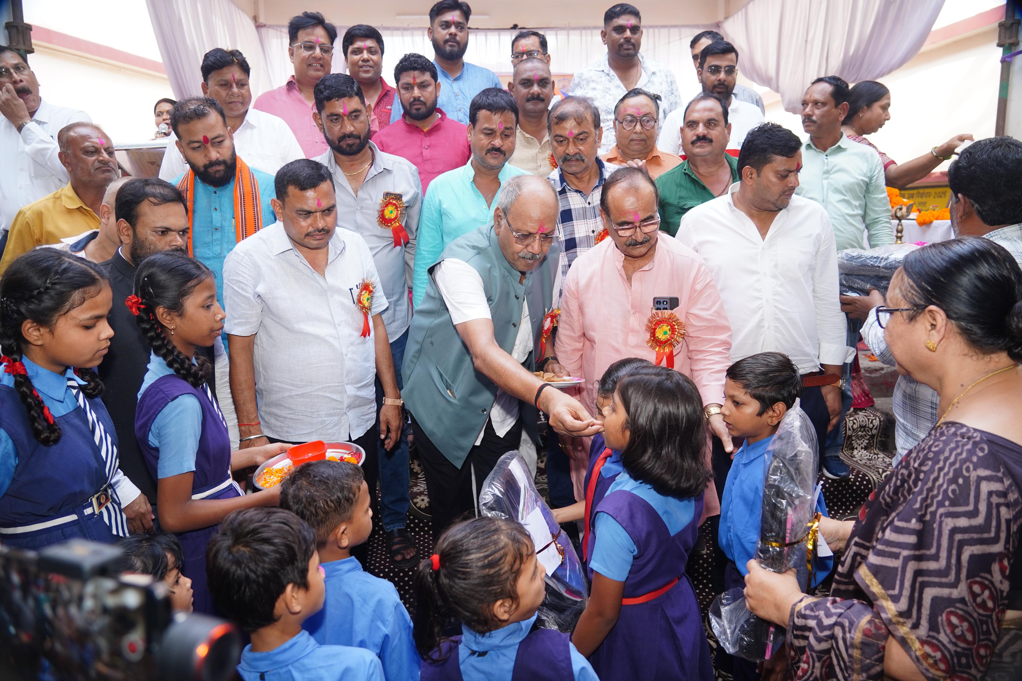शाला प्रवेश उत्सव 2025 में सांसद बृजमोहन अग्रवाल ने नवप्रवेशी विद्यार्थियों का किया स्वागत