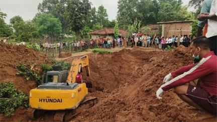 कुआं धंसने से मलबे में दबे तीन लोग