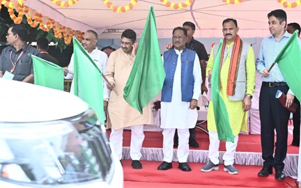 मुख्यमंत्री ने मैदानी स्वास्थ्य अमले के लिए 151 नए वाहनों को दिखाई हरी झंडी