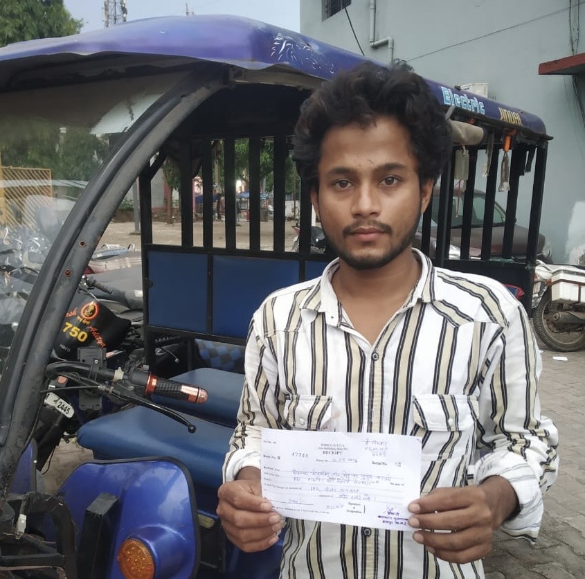 ई-रिक्शा चालक द्वारा फिल्मी स्टाईल में स्टंट करना पड़ा महंगा, 3000 रूपये का भरना पड़ा जुर्माना।