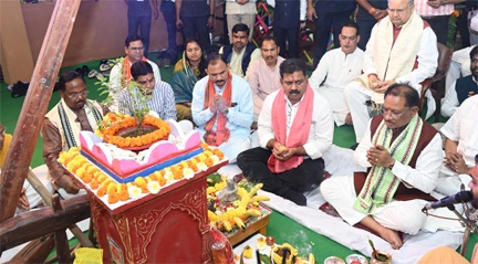 मुख्यमंत्री निवास में हरेली उत्सव: साय ने गौरी-गणेश, नवग्रह की पूजा कर भगवान शिव का किया अभिषेक