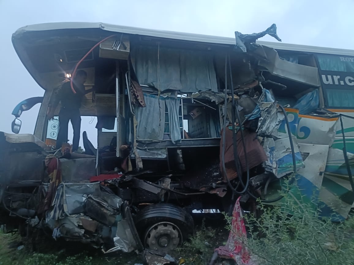 आज दिनांक 01/07/ 2025 को सुबह रॉयल बस क्रमांक सीजी 04 E 4060 ग्राम केंद्री के पास हाईवे के साथ भिड़ंत हो गया है जिसमें मौके पर दो पुरुष तथा एक महिला की मृत्यु हो गया है