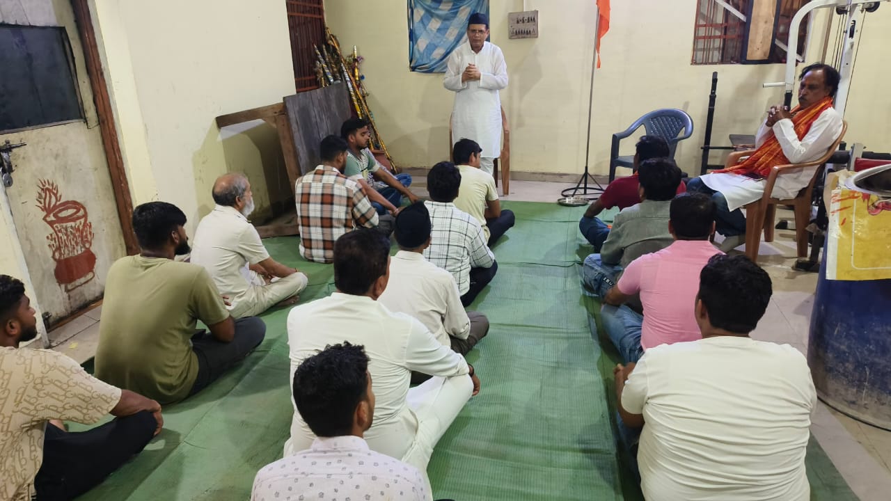 माधव नगर में गुरु पूर्णिमा महापर्व पर RSS का विशेष कार्यक्रम भगवा ध्वज को गुरु मानकर किया नमन, स्वयंसेवकों ने दिया समर्पण