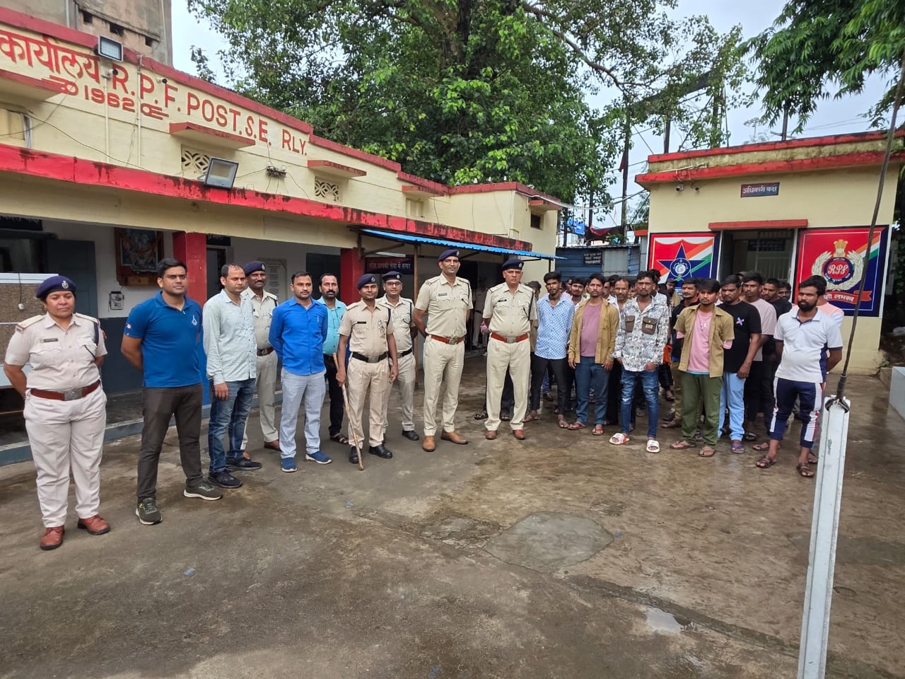 विशेष चेकिंग अभियान के तहत 30 आटो चालकों पर रेलवे एक्ट के तहत कार्रवाई