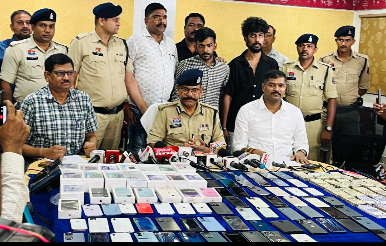 मोबाईल दुकान का ताला तोड़कर लाखों की चोरी करने वाले 02 आरोपी एवं विधि के साथ संघर्षरत 02 बालक सहित कुल 04 गिरफ्तार