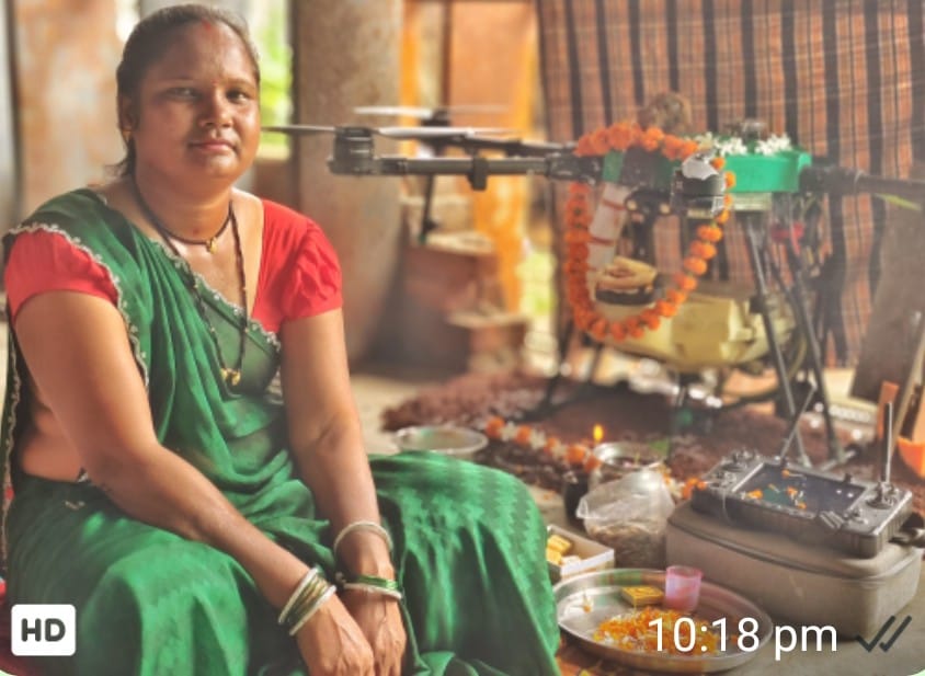 छत्तीसगढ़ के पारंपरिक हरेली तिहार में बालोद जिले में ड्रोन दीदियों ने दिखाई आधुनिकता की झलक