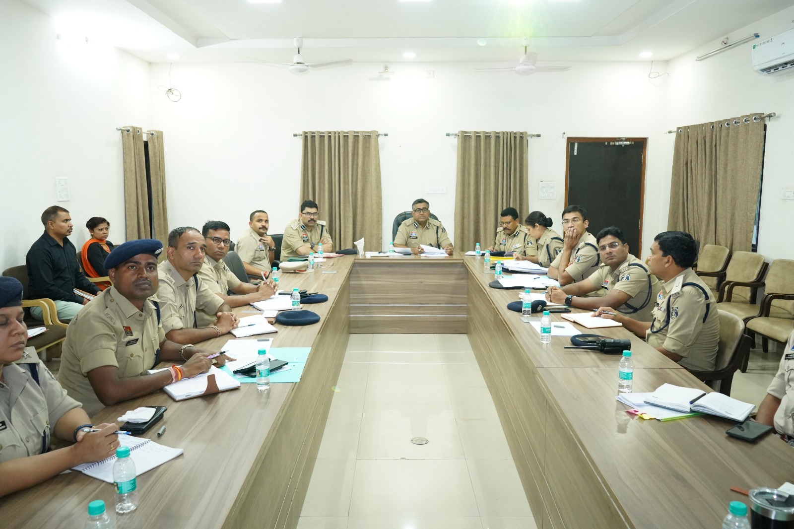 पुलिस महानिरीक्षक रायपुर श्री अमरेश कुमार मिश्रा द्वारा दिनांक 26.07.2025 को रेंज के जिलों के पुलिस अधीक्षकों की अपराध समीक्षा बैठक आयोजित की गई
