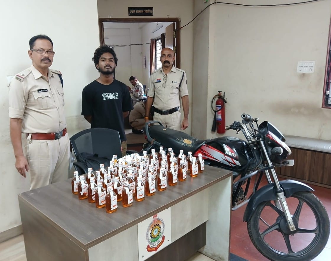 थाना कोतवाली क्षेत्रांतर्गत चांदनी चौक पास दोपहिया वाहन में सवार आरोपी विनोद निहाल को अवैध शराब की बिक्री करते रंगे हाथ पकड़ा गया
