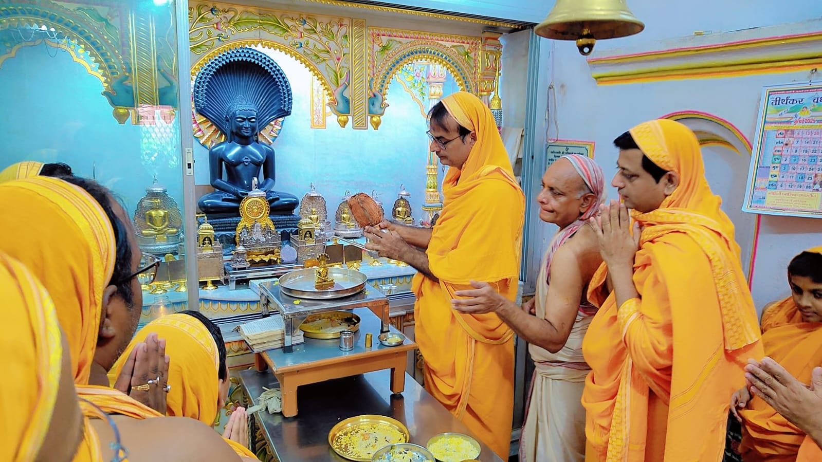 दिगंबर जैन बड़ा मंदिर में विश्वशांति हेतु 23 वे तीर्थंकर पार्श्वनाथ भगवान का रजत कलशों से अभिषेक/शांति धारा की गई।