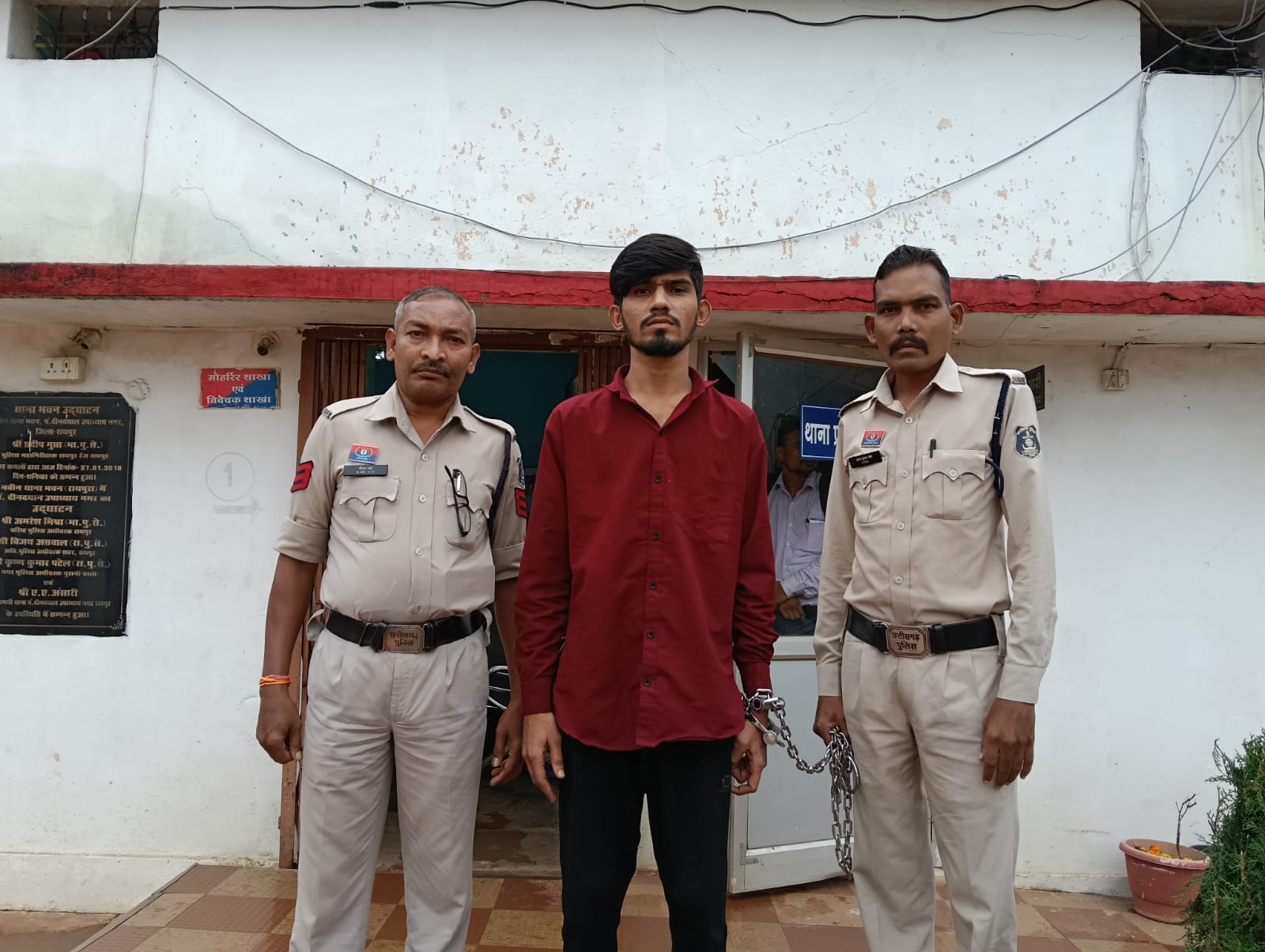 थाना डी.डी.नगर क्षेत्रांतर्गत वर्धमान पेट्रोल पम्प में स्नैचिंग की घटना को अंजाम देने वाला आरोपी इन्तेशाल खान गिरफ्तार