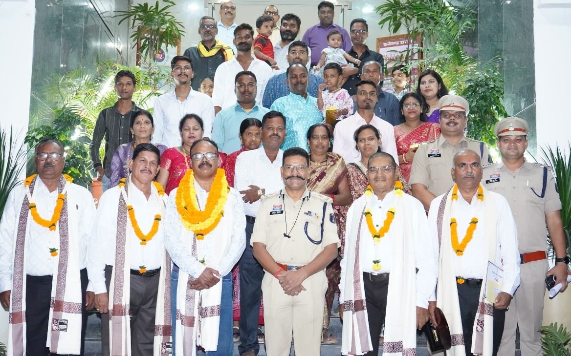 सेवानिवृत्त होने पर पुलिस अधिकारियों/कर्मचारियों को दी गई विदाई, पुलिस उप महानिरीक्षक एवं वरिष्ठ पुलिस अधीक्षक महोदय ने की सेवा की सराहना