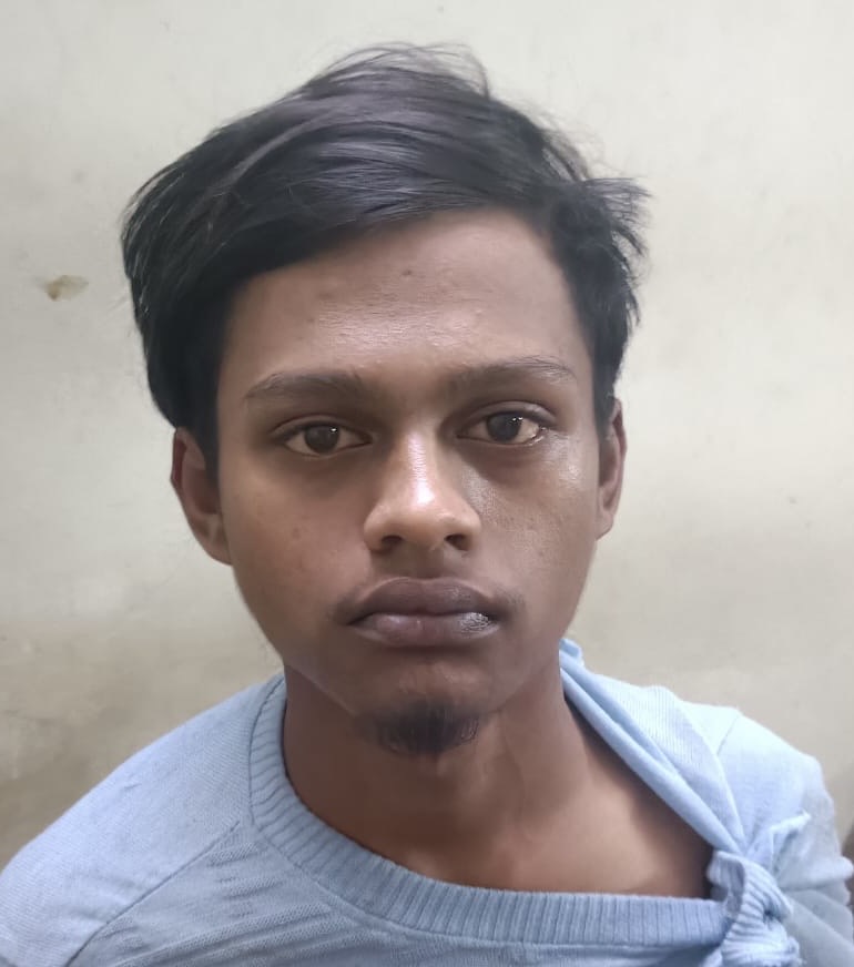 धारदार चाकू के साथ आरोपी कोमल निर्मलकर गिरफ्तार
