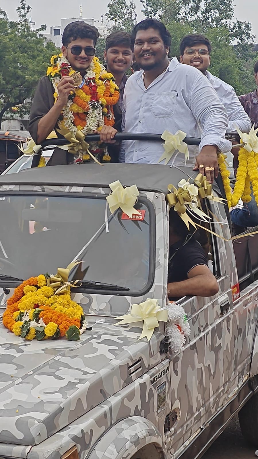 देहरादून में गोल्ड जीतकर लौटे अयान ख्वाजा का रायपुर रेलवे स्टेशन पर भव्य स्वागत