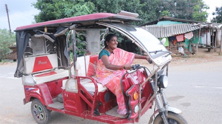 ई-रिक्शा से बनी आत्मनिर्भर गायत्री