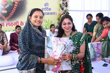 सावन के रंगों में रंगा मंत्री निवास, महिला पत्रकारों संग मंत्री लक्ष्मी राजवाड़े ने लिया उत्सव का आनंद