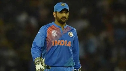 चेन्नई में पेडल कोर्ट पर इस मशहूर सिंगर के साथ नजर आए महेंद्र सिंह धोनी