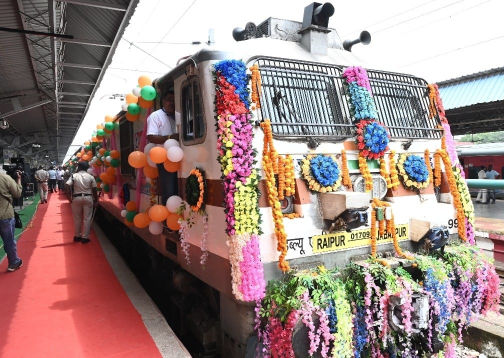 मुख्यमंत्री और विधानसभा अध्यक्ष ने रायपुर-जबलपुर नई रेलसेवा को दिखाई हरी झंडी