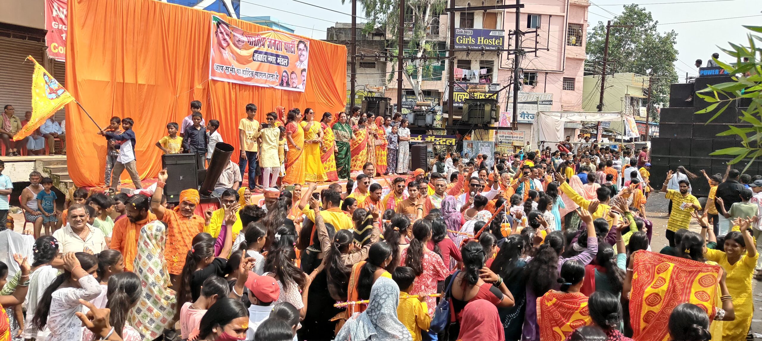 पश्चिम विधायक श्री राजेश मूणत की कांवड़ यात्रा का जवाहर नगर मंडल ने किया भव्य ऐतिहासिक स्वागत, बोल बम के जयकारों से गूंजा शहर ।