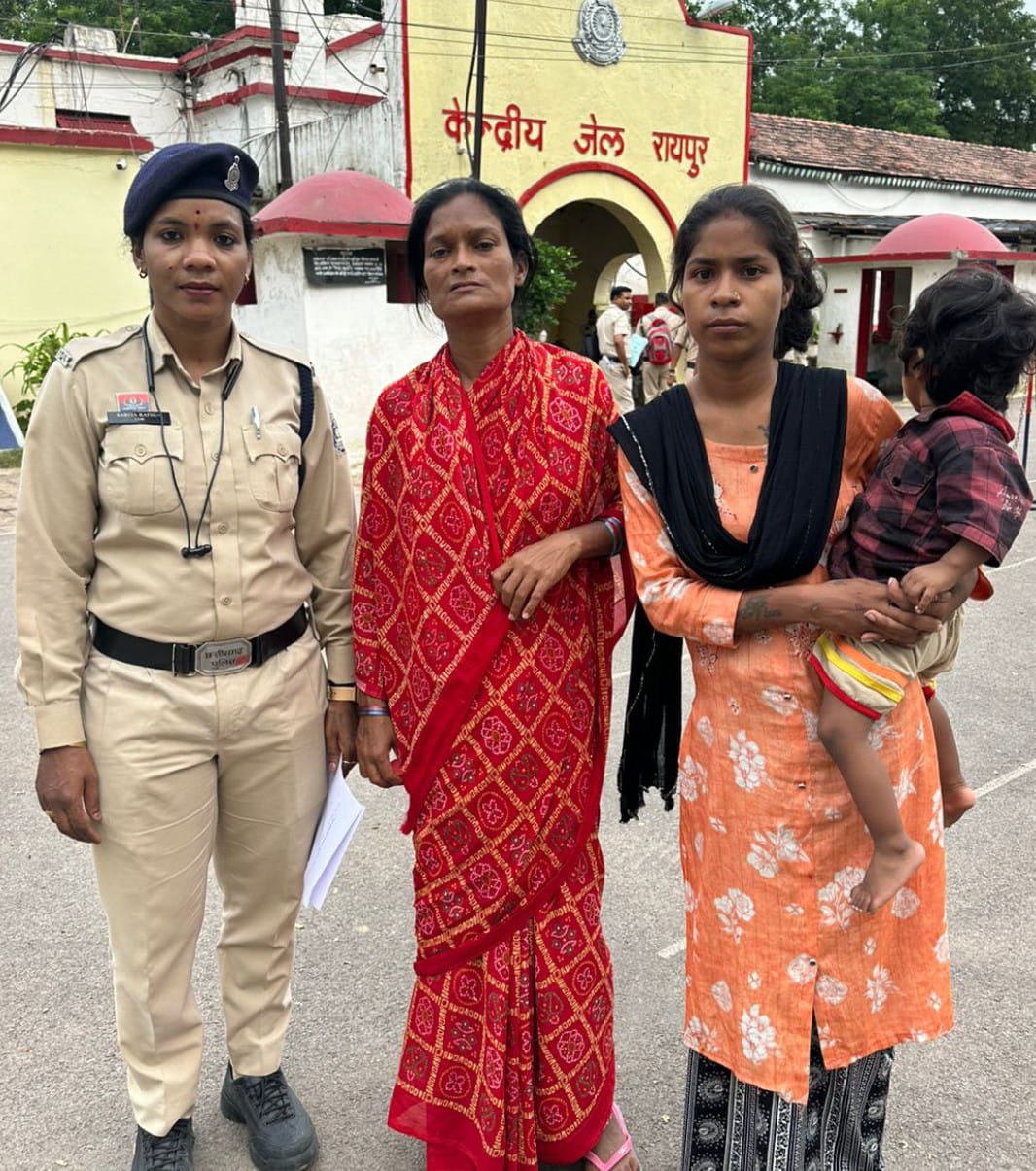गोलबाजार में मोबाइल पर्स चोरी करने वाले 2 महिलाओं को किया गया गिरफ्तारथाना गोल बाजार रायपुर छत्तीसगढ़