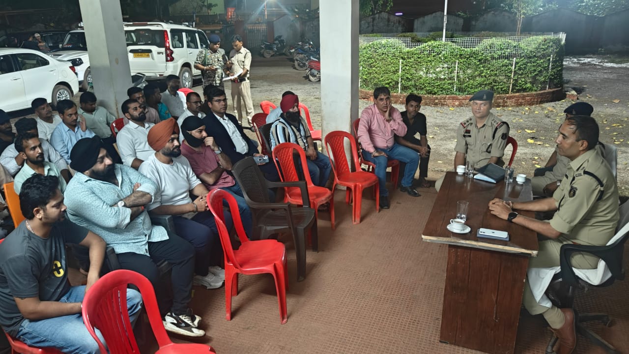 वरिष्ठ पुलिस अधीक्षक महोदय के निर्देश अनुरुप आज मंदिर हसौद थाना में अतिरिक्त पुलिस अधीक्षक नया रायपुर और थानाप्रभारी आरंग एवं मंदिर हसौद के साथ मुख्य सड़कों पर स्थित ढाबा मालिकों की बैठक ली गई और उन्हें स्पष्ट रूप से निर्देशित किया गया कि वे: