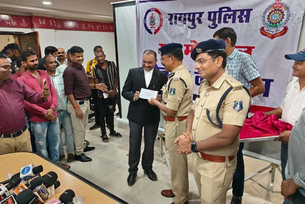 रायपुर पुलिस द्वारा लगभग 50 लाख रूपये कीमत के गुम हुए कुल 250 नग मोबाईल फोन को ढूंढ कर मोबाईल फोन स्वामियों को किया गया सुपुर्द
