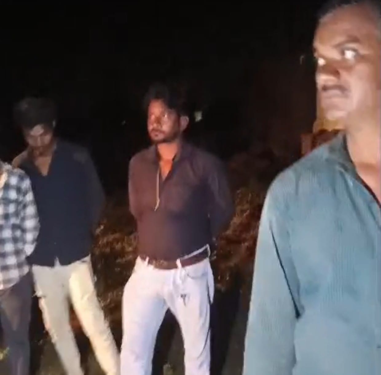 अवैध खनन के खिलाफ रायपुर पुलिस की बड़ी कार्यवाहीनया रायपुर क्षेत्र में मुरुम खनन करने वालों पर की गई कार्यवाही।कुल 7 JCB और 11 हाईवा जप्त।अवैध खनन माफियाओं द्वारा NRDA क्षेत्र में करोड़ों की जमीन को खोदकर किया जा रहा था भारी नुकसान रायपुर पुलिस और NRDA की संयुक्त कार्यवाही