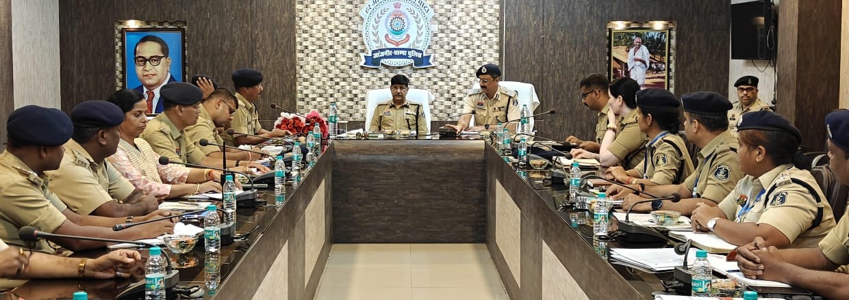 पुलिस महानिदेशक छत्तीसगढ़ श्री अरुण देव गौतम द्वारा ली गई बिलासपुर रेंज के 04 जिले के SP एवं जिले के राजपत्रित अधिकारियों की समीक्षा बैठक