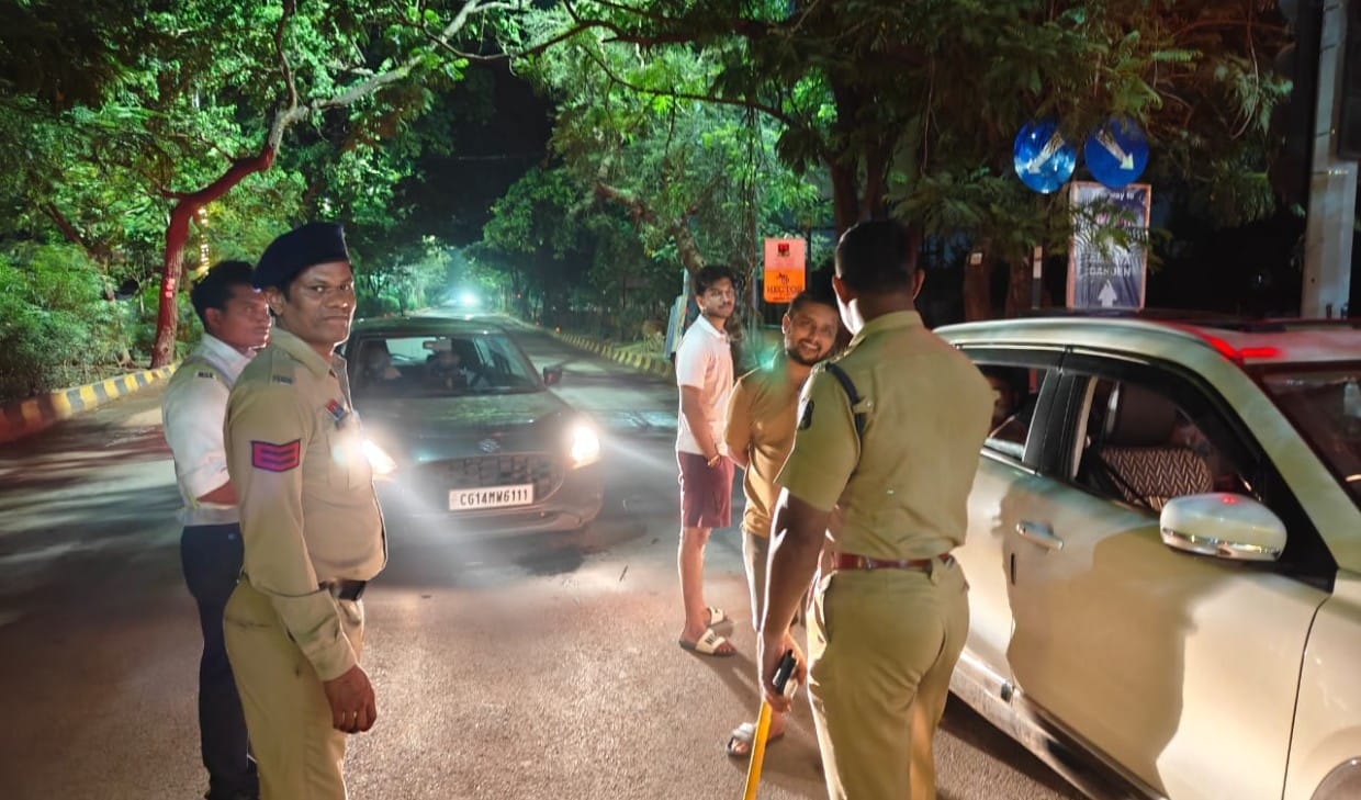देर रात ड्रंकन ड्राइव करने वाले चालकों के विरूद्ध रायपुर पुलिस की विषेष अभियान कार्यवाही रात्रि 11ः00 बजे से 02ः00 बजे तक शहर अलग-अलग पाइंटो पर बेरिकेटिंग कर चलाया जा रहा चेकिंग अभियान।