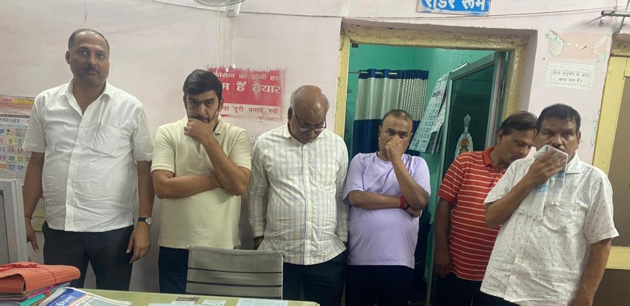 जुआ खेलते आधा दर्जन जुआरी गिरफ्तार थाना गंज क्षेत्र होटल महिंद्रा के पास स्थित गली में सार्वजनिक स्थान पर जु आ खेलते 06 जुआरियो को किया गिरफ्तार 31,270 , रुपए एवं ताश पत्ती किया गया जब्त