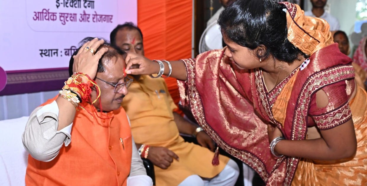 *मुख्यमंत्री श्री साय को जशपुर की बहनों ने बांधी राखी रक्षाबंधन भाई बहन के स्नेह और विश्वास का प्रतीक _ मुख्य मंत्री श्री विष्णु देव साय