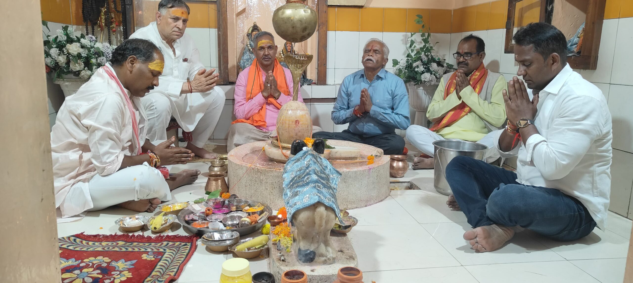 नीलकंठ महादेव मंदिर में 108 जड़ी बूटियों से हुआ रुद्राभिषेक स्नान भाजपा संगठन के मंत्री पवन साय हुए शामिल।