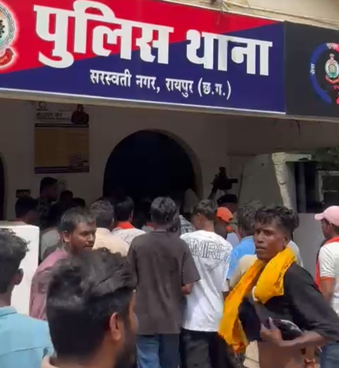 रायपुर महानगर क़े कुकुर बेडा बंगाली कालोनी क्षेत्र मे आज सुबह 9 बजे स्थानीय लोंगो क़े द्वारा विश्व हिंदू परिषद रायपुर महानगर जिला मंत्री बंटी कटरे को धर्मांतरण के मामले की सूचना दी गई मोके पर स्थानीय, व बजरंग दल क़े कार्यकर्ता पहुंचे दिनांक 10,08,2025