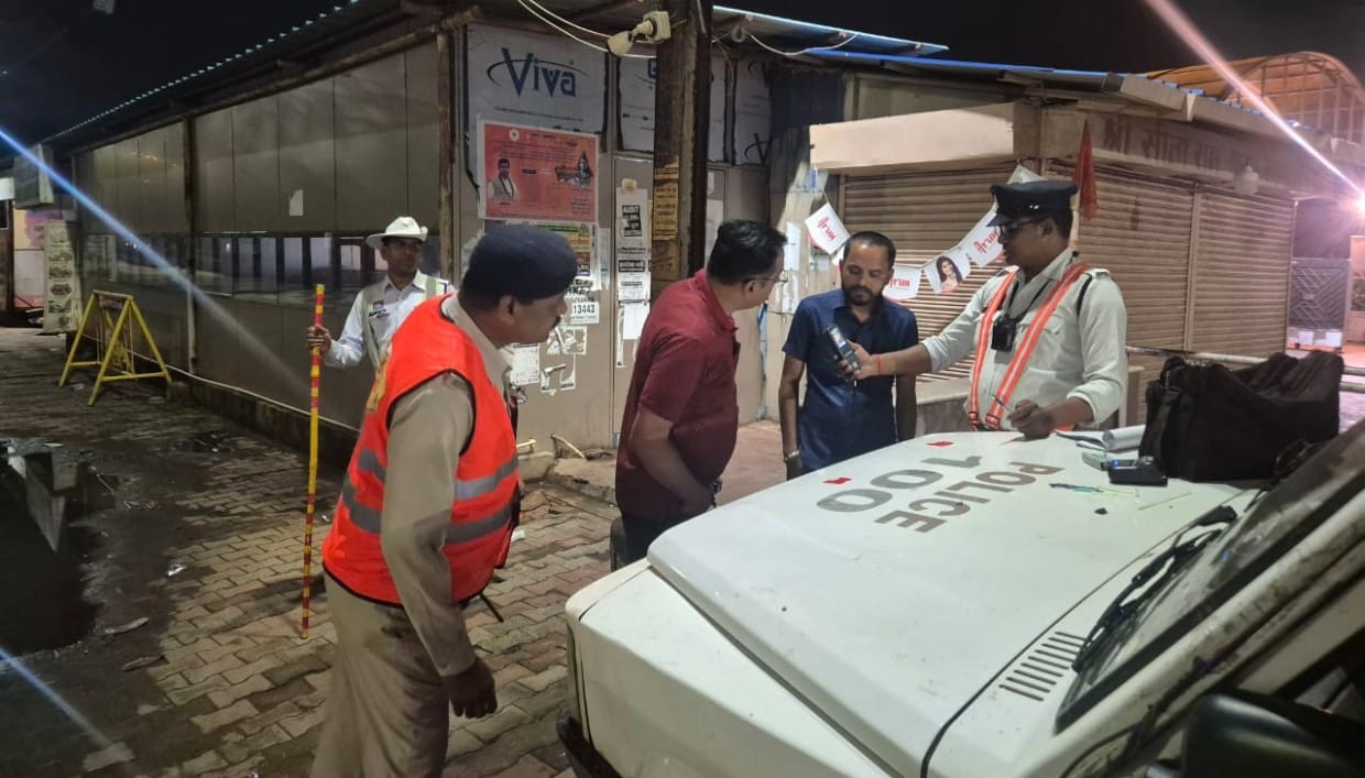 शनिवार-रविवार को रात्रि ड्रंक एंड ड्राइव कर वाहन चलाने वाले वाहन चालकों के विरूद्ध रायपुर पुलिस की अभियान कार्यवाही लगातार जारी। अब तक 1000 से अधिक डंकन ड्राइवर्स के विरूद्ध की जा चुकी है कार्यवाही।