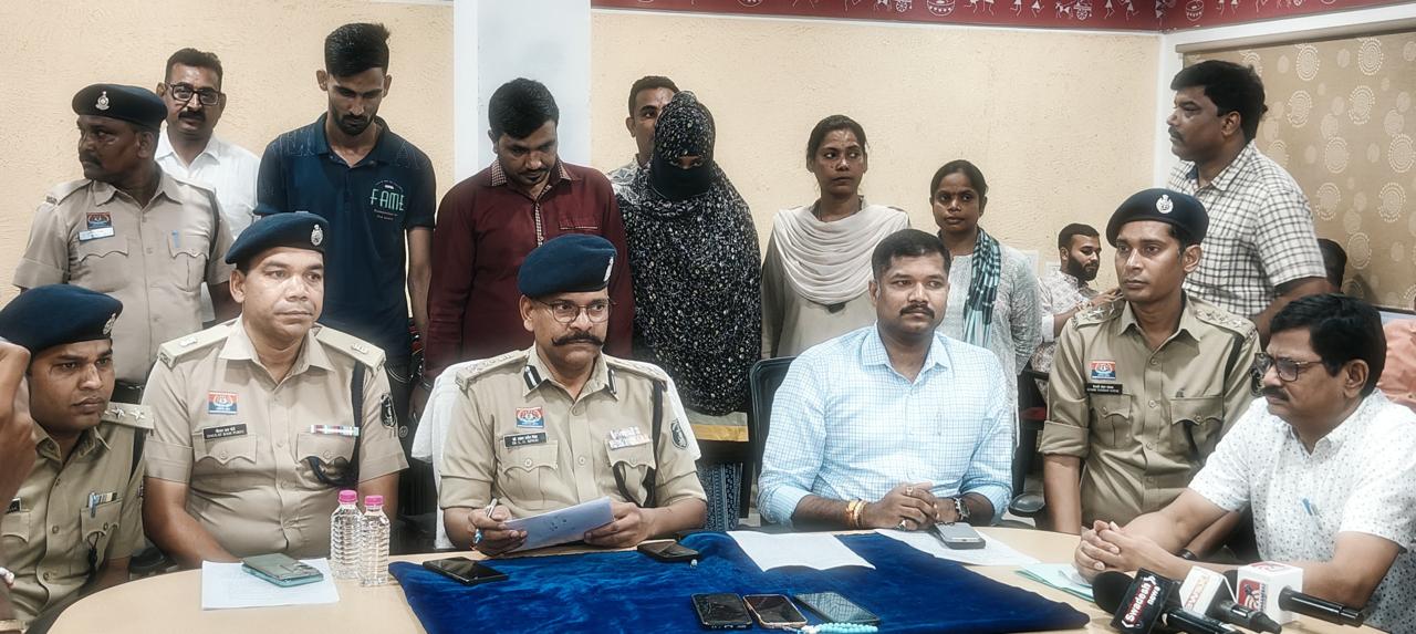 प्रतिबंधित मादक पदार्थ हेरोईन(चिट्टा) के साथ 01 महिला सहित कुल 03 आरोपी गिरफ्तार थाना कोतवाली क्षेत्रांतर्गत नेहरू नगर स्थित बूढ़ातालाब कंटेनर पास आरोपियों को हेरोईन(चिट्टा) के साथ पकड़ा गया आरोपियों को रंगेहाथ।