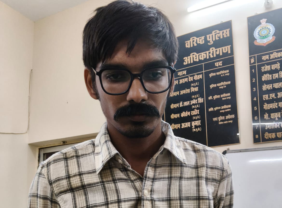 थाना पण्डरी क्षेत्रांतर्गत हुए लाखों रूपये नगदी रकम लूट का खुलासा, प्रार्थी ही निकला लूट का आरोपी आरोपी प्रार्थी चिराग जैन अपने पास रखा था अपने ही फर्म के 15 लाख रूपये नगदी रकम।