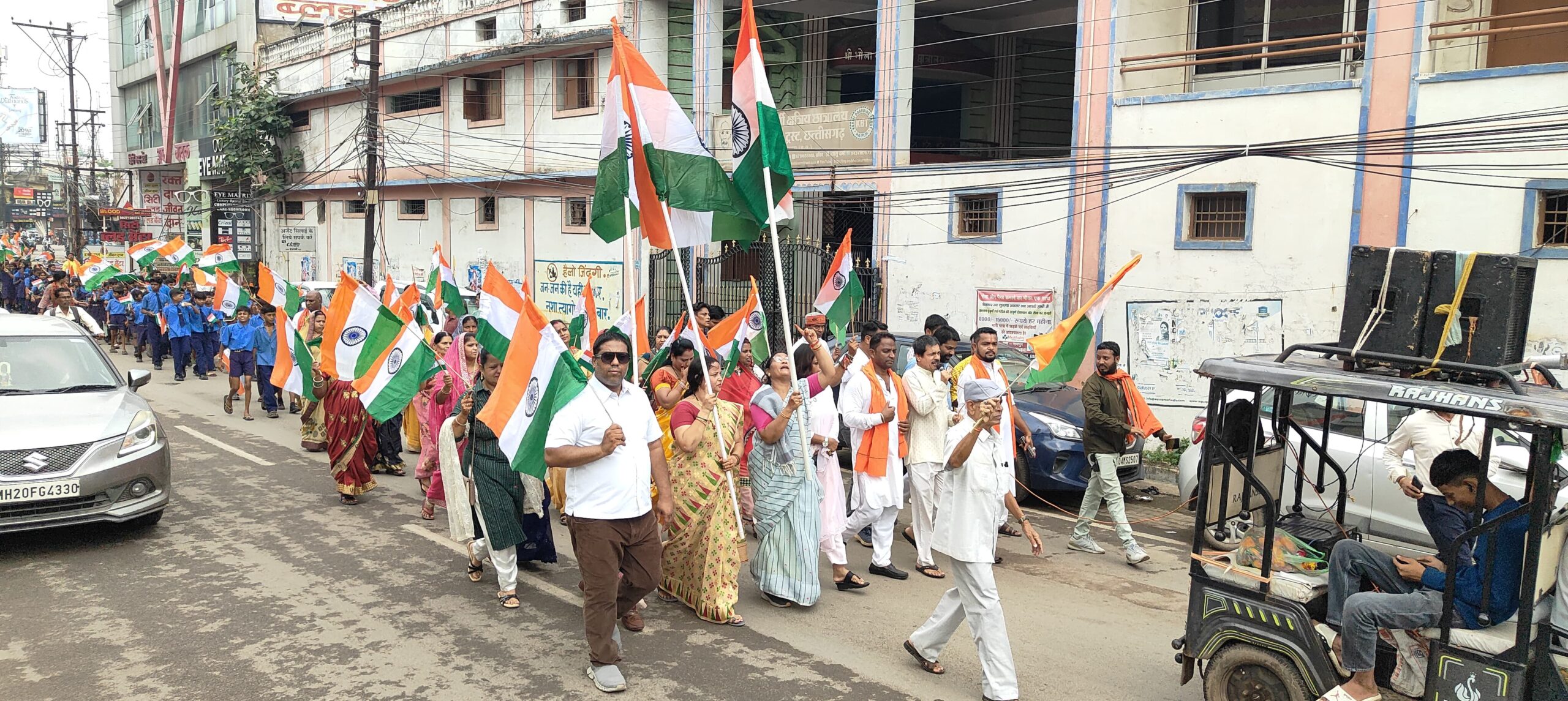 जोन अध्यक्ष पार्षद श्वेता विश्वकर्मा, मंडल अध्यक्षों ने स्कूल के बच्चों के साथ निकाली भव्य तिरंगा यात्रा।..