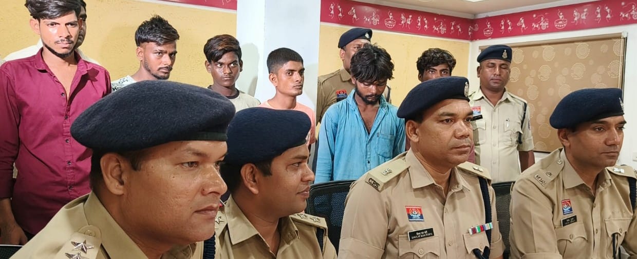 आरंग हत्याकांड का खुलासा अज्ञात युवक की झुरमुट टीला में मिली थी संदिग्ध अवस्था में लाश खाने पिने का लालच देकर करवाया गया था हत्या हत्या में 06 लोग थे शामिल 12 घंटे के अंदर पुलिस ने सुलझाया मामला किया 06 को गिरफ्तार