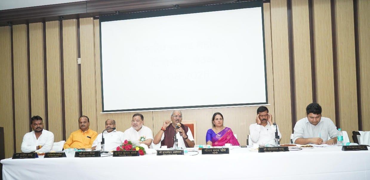, सांसद ब्रिज मोहन अग्रवाल ने नगर निगम की 4 घंटे चली मैराथन समीक्षा बैठक में विकाश स्वच्छता और अवैध कब्जों पर कड़े निर्देश दिए