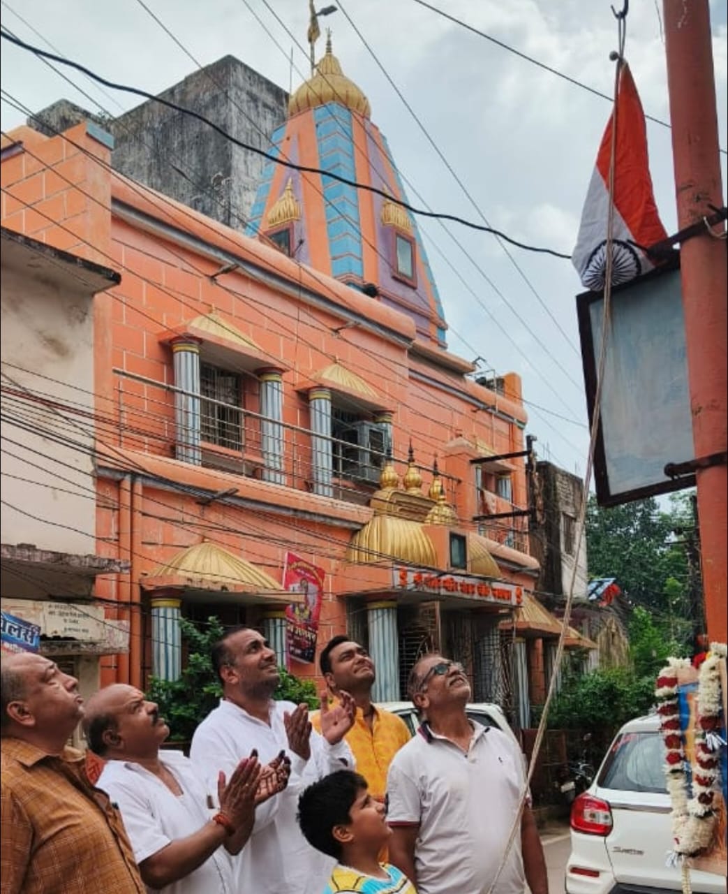 स्वतंत्रता दिवस के अवसर परआज नया पारा शंकर चौक में आन बान शान से तिरंगा झंडा फहराया गया जिसमें मोहल्ले के बुजुर्ग, नौजवान, बच्चों ने राष्ट्र की स्वतंत्रता के लिए प्राणों की आहुती दी वीर सपूतों को नमन किया