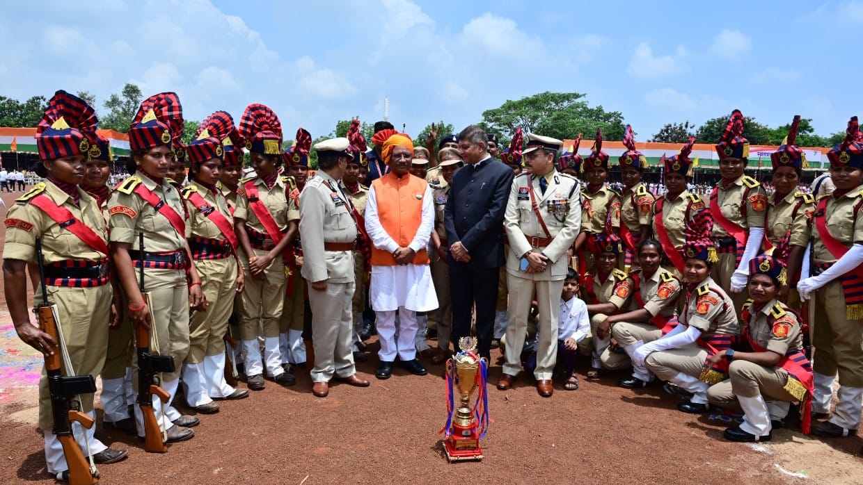स्वतंत्रता दिवस समारोह: मुख्यमंत्री श्री साय ने पुलिस परेड ग्राउंड पर किया ध्वजारोहण, परेड की ली सलामी हर्षाेल्लास के साथ मनाया गया आजादी का पर्व 17 प्लाटून ने परेड में किया आकर्षक मार्च पास्ट उत्कृष्ट दलों को मिले पुरस्कार*