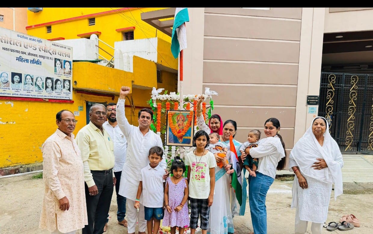 आजाद सोशल एंड स्पोर्ट क्लब में छोटे बच्चों ने किया ध्वजा रोहण,, बाल समाज श्री चंद्रशेखर आजाद स्मृत आजाद सोशल एंड स्पोर्ट्स क्लब जोरा पारा रायपुर छत्तीसगढ़